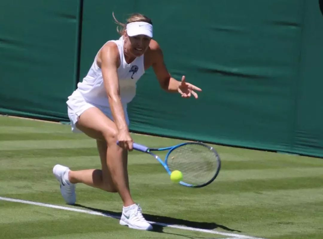 李娜与莎拉波娃正在进行第一局对决 李娜与莎拉波娃正在进行第一局对决