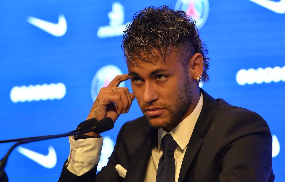 内马尔回归赛场，战术调整首场状态亮眼，日本队观众沸腾！的简单介绍